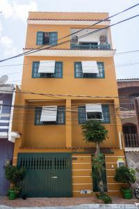阿拉亚尔-杜卡布CANTO DA ARVORE 1的前面有绿色门的黄色房子
