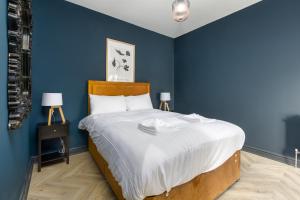 布莱克浦Ettie and Gigi's的一间卧室配有一张带蓝色墙壁的大床