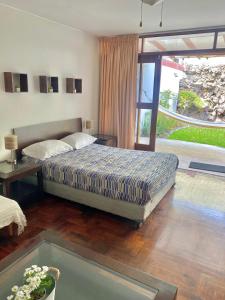 利马Lima Mini Aparts Monterrico - Cerca Embajada EEUU的一间卧室设有一张床和一个大窗户