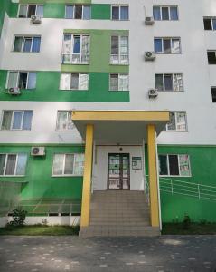 克里扎尼夫卡Scandinavian apartment на Марсельской的一座绿色和白色的大建筑,设有门