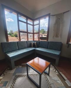 卡利Hostal Patio del Río的带沙发和咖啡桌的客厅