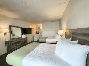 ElizabethtownThe Grand Regal Resort的酒店客房,设有两张床和镜子