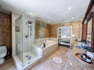 Elegant 6-Bedroom Haven in LA -ENC的一间浴室