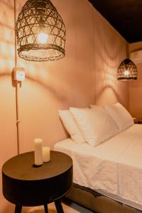 米卡Hotel Casa de Hadas的一间卧室配有一张床和一张带蜡烛的桌子