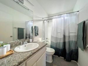 洛杉矶2BR Suite in the Heart of Hollywood -BR5的一间带水槽、卫生间和淋浴的浴室