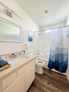 洛杉矶Trendy 2BR Near Hollywood Hotspots - BR9的白色的浴室设有卫生间和水槽。