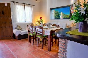 卢克Casa Rural Vistaluque的厨房以及带桌椅的用餐室。