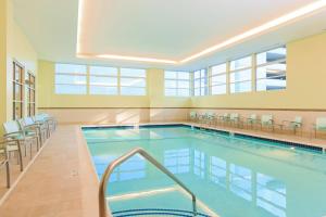 纳什维尔纳什维尔范德比尔特/西区万豪酒店的一个带桌椅的大型游泳池