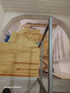 亚布卢尼齐亚Котеджі Цімбори的木楼梯,有木天花板的房间