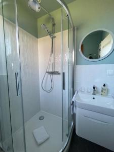 韦斯特兰Captain's Lounge - Bungalow XL的带淋浴和盥洗盆的浴室