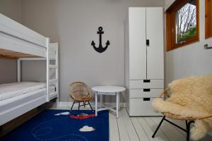 韦斯特兰Captain's Lounge - Bungalow XL的卧室配有双层床、桌子和椅子