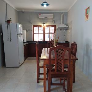 奇莱西托Departamento del Centro的厨房配有桌椅和冰箱。