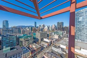 温哥华Modern top-floor 1-bedroom loft with free parking的享有城市美景。