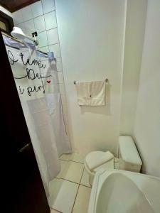 马利西亚斯Pousada Aquarela Maresias的白色的浴室设有卫生间和淋浴。