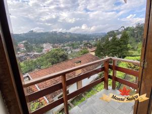 坎波斯杜若尔当Monte Suíço Aconchego的房屋的阳台享有风景。