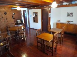 坎波斯杜若尔当Monte Suíço Aconchego的用餐室配有木桌和椅子