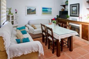 卢克Casa Rural Vistaverde的客厅配有沙发和桌椅