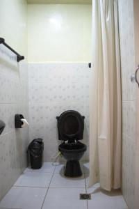 科帕卡巴纳Ima Sumaj Hostel的一间带黑色卫生间和淋浴的浴室