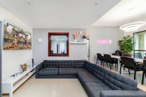 迪拜Berloga Capsule JBR的客厅配有沙发和桌子