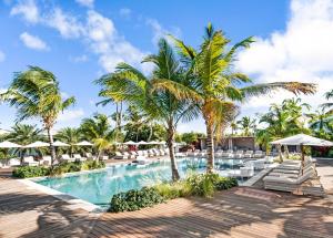 圣约翰斯Hodges Bay Resort & Spa的度假村的游泳池配有躺椅和棕榈树