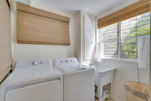 AieaSun-Dappled Aiea Apartment 11 Mi to Beach!的白色洗衣房配有洗衣机和窗户