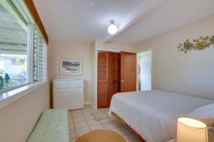 AieaSun-Dappled Aiea Apartment 11 Mi to Beach!的一间卧室设有一张床和一个窗口