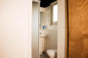 圣地亚哥Hostal Salvador的一间带卫生间和窗户的浴室