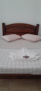帕拉蒂Pousada Pé na Areia的一张带白色床单和枕头的床