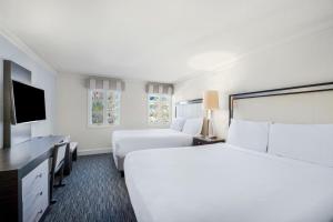 华盛顿诺曼底酒店的酒店客房设有两张床和一台平面电视。