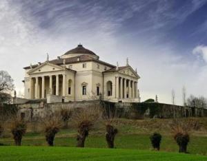维琴察Casa Pallamaio Historic Center Vicenza的山顶上一座白色的大房子