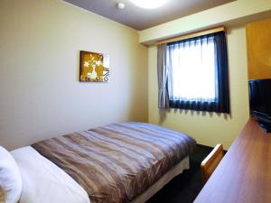 多治见市多治见路线酒店的酒店客房设有床和窗户。