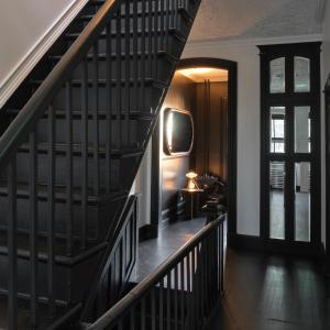 魁北克市卡普钻石酒店的楼梯,房子的走廊,有窗户