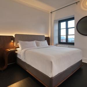 魁北克市卡普钻石酒店的卧室配有一张大白色床和窗户
