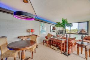 科洛阿Colorful Poipu Condo with Expansive Ocean Views!的客厅配有桌子和沙发