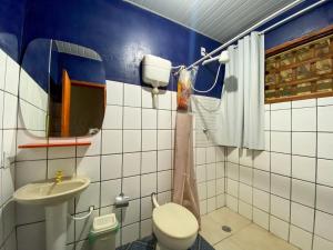 博尼图Chalés Pocoó com rio exclusivo的一间带卫生间和水槽的浴室