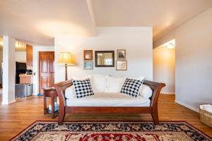 布莱克霍克Meandering Moose Apartment的带沙发和地毯的客厅