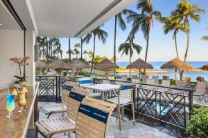 卡波雷科奥利纳海滩俱乐部万豪酒店的一个带桌椅的户外庭院和大海