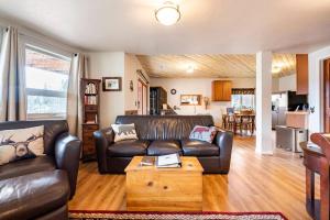布莱克霍克Meandering Moose Apartment的客厅配有真皮沙发和桌子