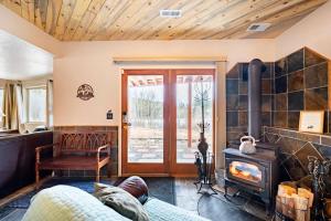 布莱克霍克Meandering Moose Apartment的客厅设有壁炉和炉灶。
