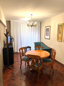 门多萨Hermoso, amplio y nuevo departamento, en la mejor ubicacion de la ciudad de Mendoza的一间带桌椅的用餐室