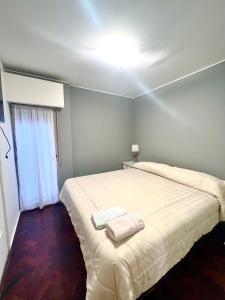 门多萨Hermoso, amplio y nuevo departamento, en la mejor ubicacion de la ciudad de Mendoza的一间卧室配有一张大床和两条毛巾