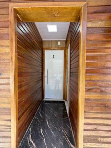 沙佩科Loft Lux 1的走廊设有木镶板和门