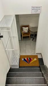 维也纳SpaceOne Vienna A2 - Shared Apartment的小房间设有楼梯、桌子和地毯