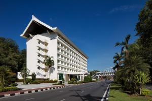斯里巴加湾市汶萊丽筠酒店的道路一侧的白色建筑