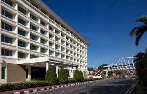 斯里巴加湾市汶萊丽筠酒店的酒店外观的 ⁇ 染
