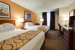 芬顿圣路易斯芬顿梨树酒店的酒店客房设有两张床和电视。