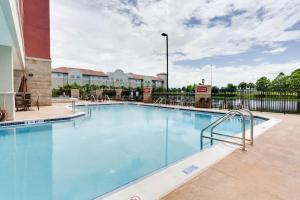 迈尔斯堡Drury Inn & Suites Fort Myers Airport FGCU的医院里的一个大型游泳池