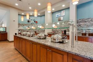 迈尔斯堡Drury Inn & Suites Fort Myers Airport FGCU的厨房在柜台上设有两个锅子