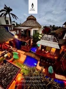 阿卡普尔科A&V Hotel Boutique的享有带游泳池的度假村的空中景致