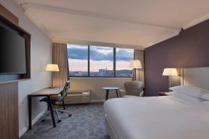 布里斯托Delta Hotels by Marriott Bristol City Centre的配有一张床、一张书桌和一扇窗户的酒店客房